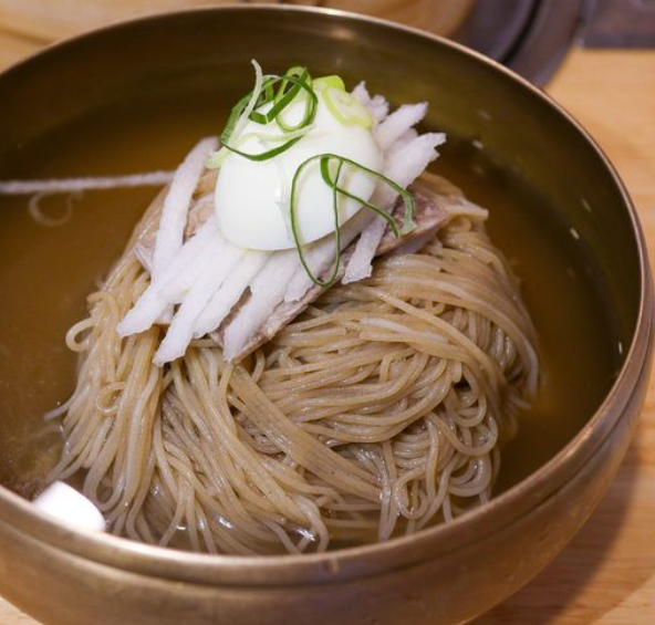사진설명=슴슴한 육수와 툭툭 끊기는 메밀 특유의 면발이 만나 빚어내는 미묘하고도 복합적인 맛의 앙상블. ‘평양냉면’