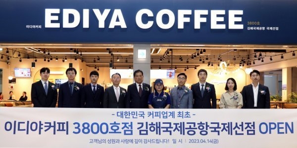 사진=지난 14일 3800호점 ‘김해국제공항국제선점’이 문을 열었다. 문창기 회장이 2001년 3월 이디야커피 1호점 ‘중앙대점’을 선보인 후 약 22년 만이다.