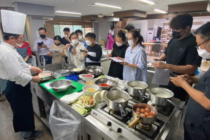 강대한 셰프는 1989년 조리사로 입문, ‘삼원가든' 냉면책임자, 주)아모제실장, 오크우드호텔 한식 팀장을 역임했다.