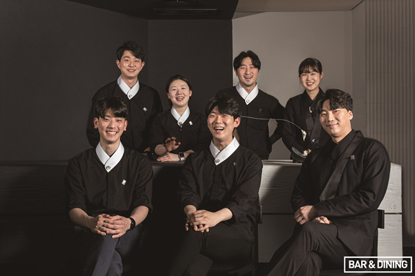 ( 왼쪽부터 시계방향으로) 서혜성 서비스 매니저, 강순영 요리사, 이승준 총괄 디렉터, 김효진 부점장, 고희걸 소믈리에, 이민호 요리사, 유제현 요리사.