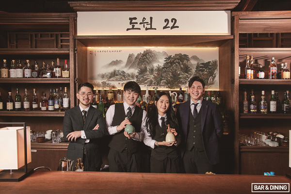 ( 왼쪽부터) 변훈석 매니저, 김홍식 바텐더, 임서원 바텐더, 한시은 헤드 바텐더.