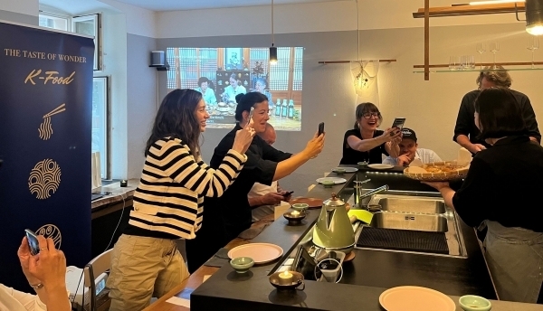 시연회에서 한식을 맛보는 독일 현지인들/ 자료제공=한국농수산식품유통공사(aT)