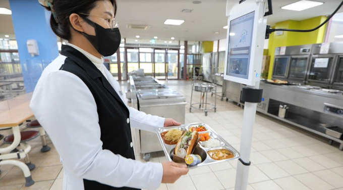한 급식업체의 영양사가 누비랩의 음식 스캔 AI 서비스를 이용하고 있다. /자료제공=누비랩