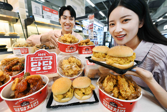 홈플러스는 외식 물가 안정에 기여하기 위해 오는 29일부터 신메뉴 ‘당당 순살치킨 트윈버거’와 ‘당당 후라이드 순살치킨’을 출시한다