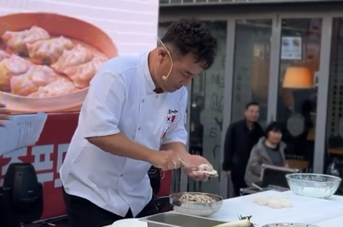 제1회 만두축제에 첫 번째 명인으로 초대된 고석환 대표
