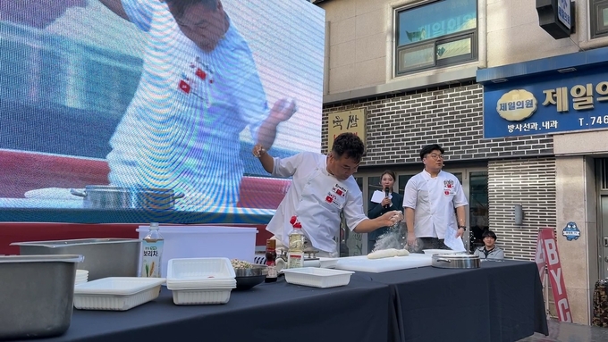 제1회 만두축제에 첫 번째 명인으로 초대된 고석환 대표 쿠킹쇼 현장