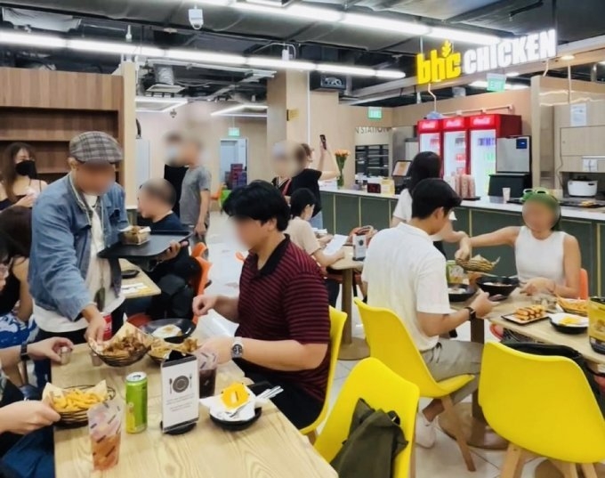 bhc치킨 싱가포르 2호점 ‘BHC KINEX'점을 방문한 현지 고객들