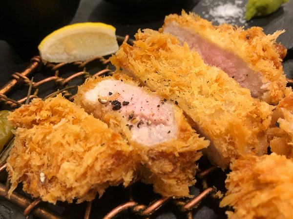  고기를 두툼하게 썰어 육즙을 살린 미토요 ‘돈카츠’.