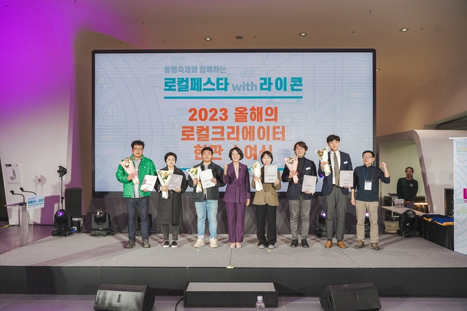 올해의 로컬크리에이터 6개사 현판 수여 기념 촬영. 왼쪽부터 바농 장선재 대표, 마싯지우 김지우 대표, 귤메달 양제현 대표, 중기부 이영 장관, 피노젠 대리 수상자, 굿스피릿컴퍼니 유희문 대표, 반석산업 송찬영 대표, 창업진흥원 이영석 본부장