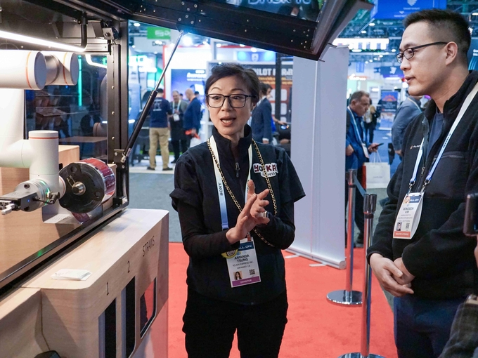 ‘CES2024’에 참석한 김동선 부사장이 푸드테크 부스를 둘러보고 있다.