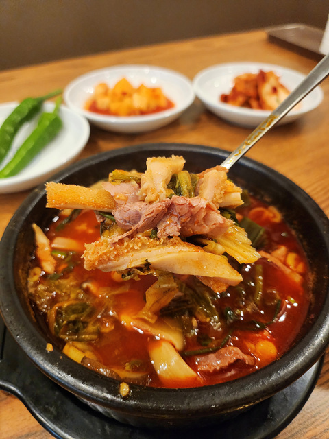 우청옥 얼큰양곰탕, 양과 도가니, 스지가 한가득 담겨 나온다
