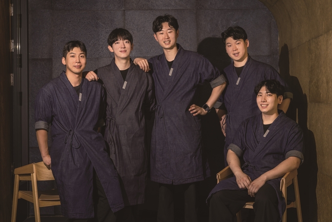(왼쪽부터) 최창규 요리사, 김호균 요리사, 윤성호 헤드 셰프, 김원 매니저, 박준혁 요리사.