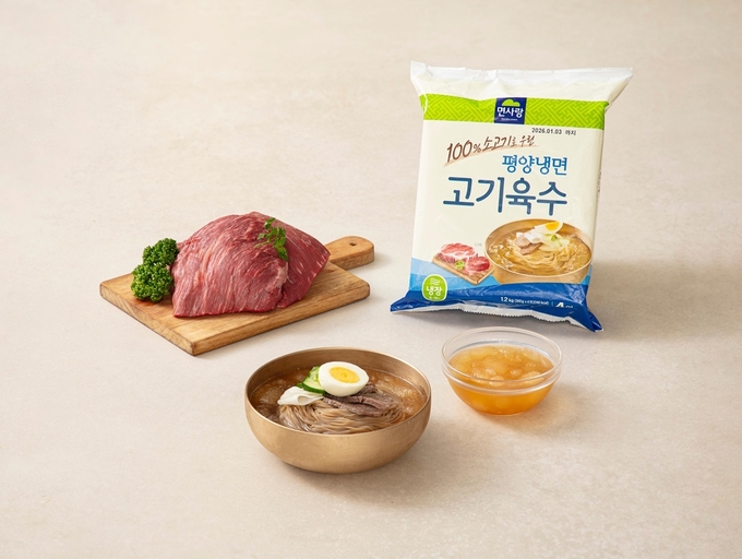사진 설명: 면사랑 평양냉면 고기육수 4입 (좌) 면사랑 평양냉면 고기육수 연출 이미지(우) (사진제공=면사랑)
