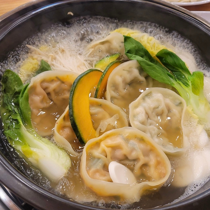 ▲ 커다란 왕만두와 함께 각종 야채와 버섯, 떡사리, 칼국수가 어우러지는 만두전골은 한끼 식사로 손색이 없다.