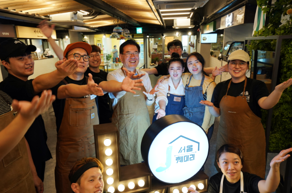 2019년 청년몰 개장 당시 유덕열 동대문구청장이 ‘서울훼미리’에 입주한 청년 대표들과 기념촬영을 하고 있다.