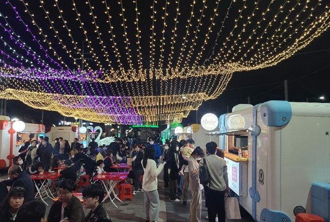 내항의 바다를 밝히는 군산밤 푸드존 본격 운영 개시