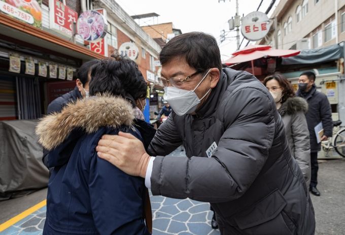지역 소상공인을 만나 격려를 전하는 김경호 구청장
