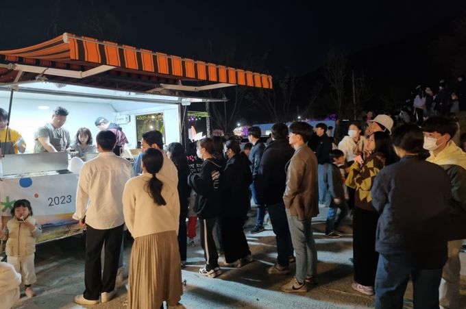 고창군 ‘이동식 푸드트레일러’, 축제장 활력 더하며 명물로 자리매김