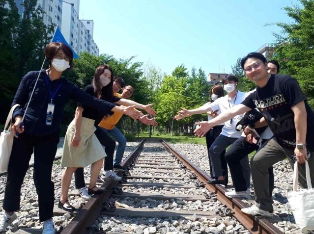 경의선숲길공원을 도보 여행한 ‘마포 마을여행’ 참가자들