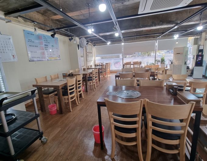 좌식테이블을 입식테이블로 교체한 일반음식점의 모습