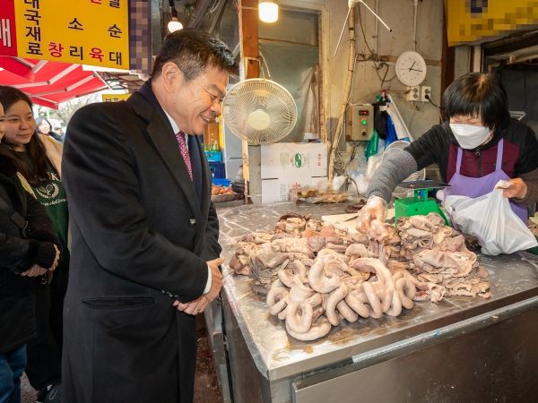 순대를 구매하러 청량리전통시장을 방문한 이필형 동대문구청장