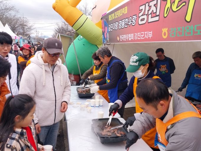 한우시식회를 진행중인 모습