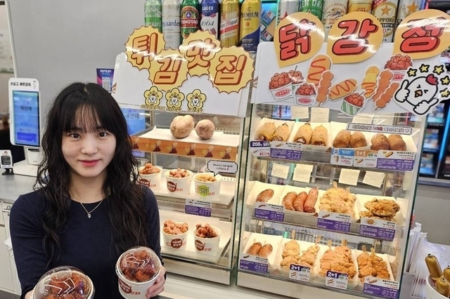 고물가에 '편의점 가성비 치킨' 열풍! CU 컵 닭강정 매출 50억 돌파