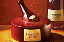 250년 전통 ‘코냑’이 케이크로! ‘투썸플레이스X헤네시’ 케이크 사전 예약 시작