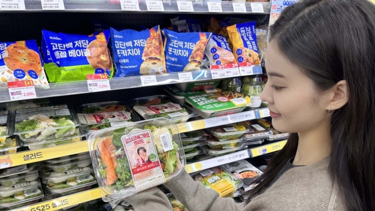 [식품오늘] GS25, 샐러드·건기식·저당 간식 등 ‘결심 상품’ 매출 급증