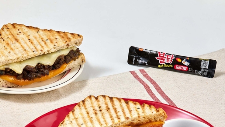 [오늘자 신상] 투썸플레이스, 불닭·불고기 K-플레이버 더한 파니니 출시