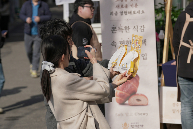 [화제의맛] 밀가루 없는 ‘경주 찰보리소금빵’, 서울에서도 통했다