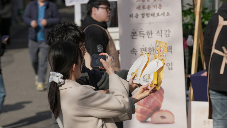 [화제의맛] 밀가루 없는 ‘경주 찰보리소금빵’, 서울에서도 통했다