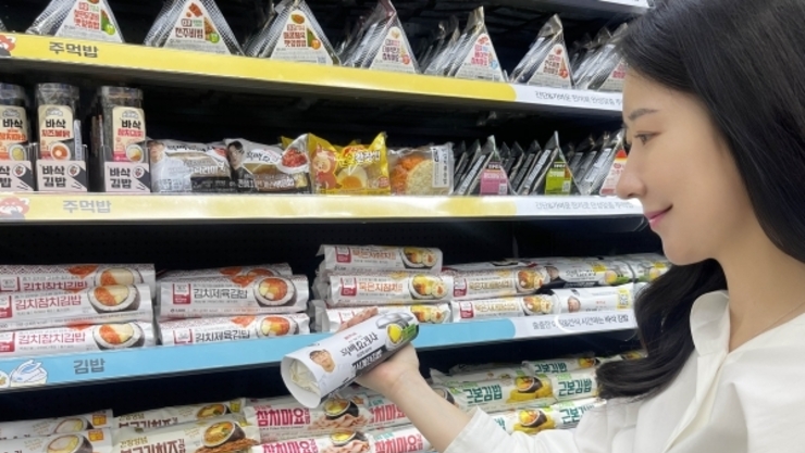 [식품오늘] GS25, 김밥 토핑 늘리니 매출 30 상승… 풀체인지 리뉴얼 통했다