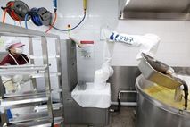 강남구, '국내 최초' 가스·스팀 자동제어 급식 조리로봇…작업환경 개선 효과