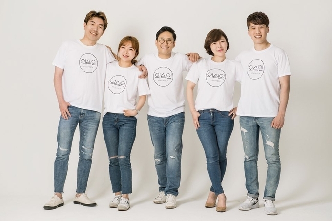 김지홍CTO(왼쪽 끝), 조강훈 대표(가운데)와 외식인 소속 직원들/사진제공=외식인