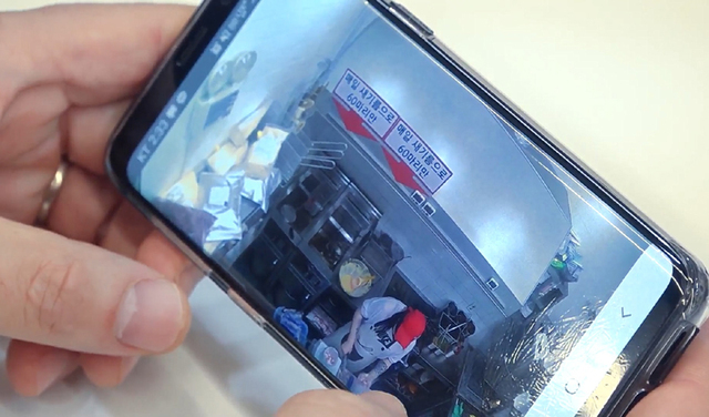 주방 내부를 실시간 공개(CCTV)하고 있는 프랜차이즈 앱을 확인하는 영상 갈무리 / 식품의약품안전처 제공