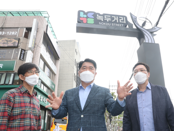 지난해 5 대학동 생활상권 및 골목상권 방문한 박준희 관악구청장