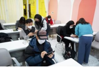 중랑미디어센터에서 진행한 스마트폰 활용 콘텐츠 제작 교육 프로그램 진행 모습