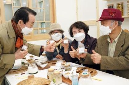 서울한방진흥센터를 방문한 방문객들이 ‘한방 공작소’에서 체험활동을 즐기고 있다.