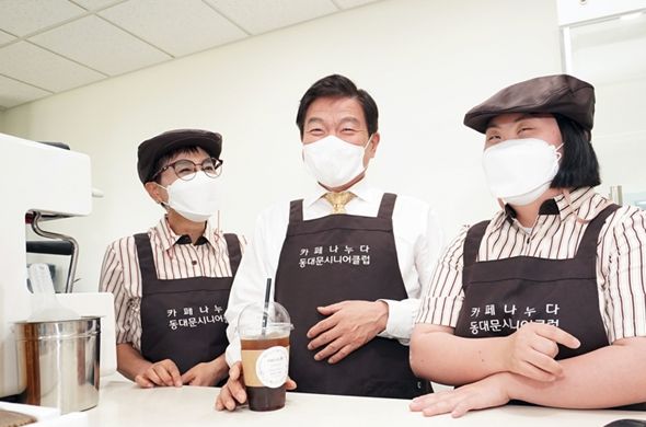 ‘카페나누다’ 개소식에 이필형 동대문구청장(가운데)과 청년 바리스타(오른쪽), 어르신 바리스타(왼쪽) 등이 참석했다