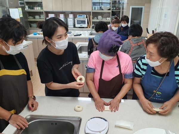 우리쌀빵 과정 교육 장면