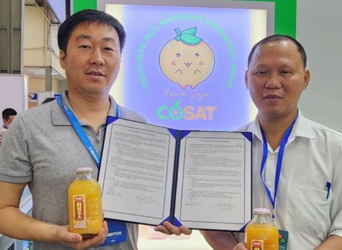 ㈜코삿 대표 최동우와 우측 베트남 현지 바이어