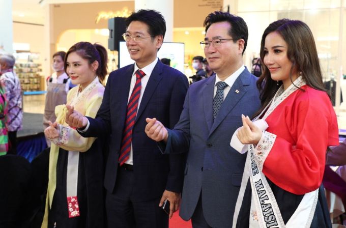 김치 홍보행사 참여자들과 기념 촬영중인 정황근 농식품부 장관(이마태오 KMT 회장-왼쪽 두번째, 미스유니버스 말레이시아-오른쪽)
