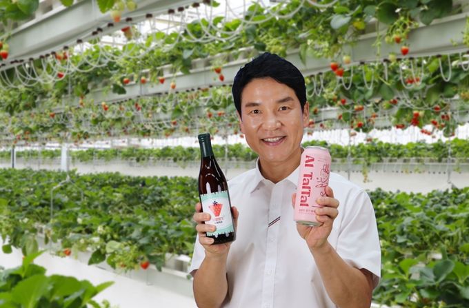 밀양시 홍보대사인 배우 이상인 씨가 밀양딸기로 만든 맥주를 홍보하고 있다.