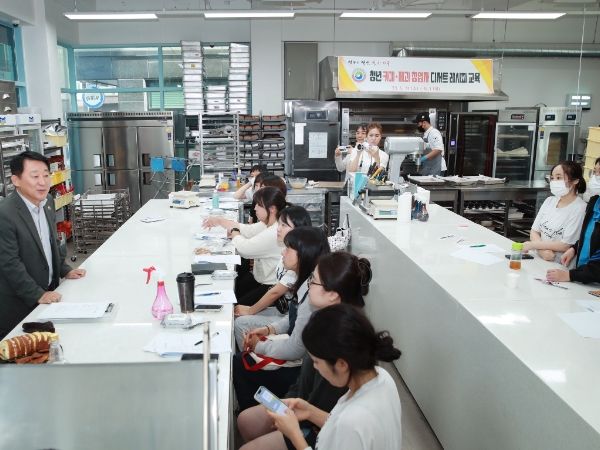 서구 청년 카페제과 창업자를 위한 디저트 레시프 교육 장면