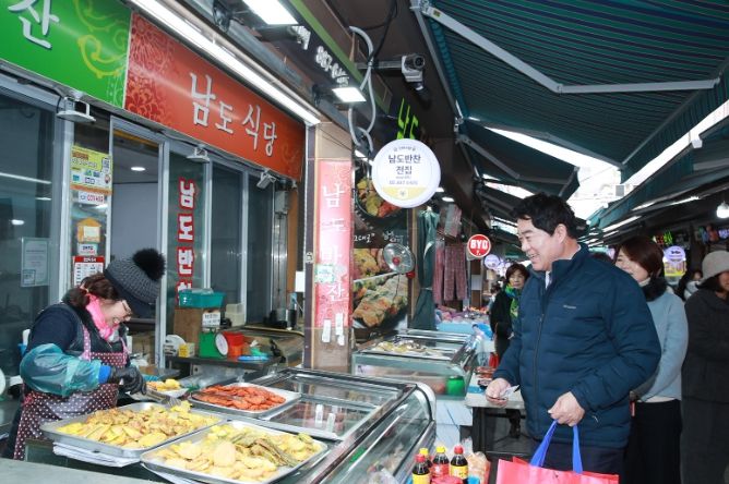 설 명절을 앞두고 인헌시장을 찾아 상인들과 인사를 나누는 박준희 구청장