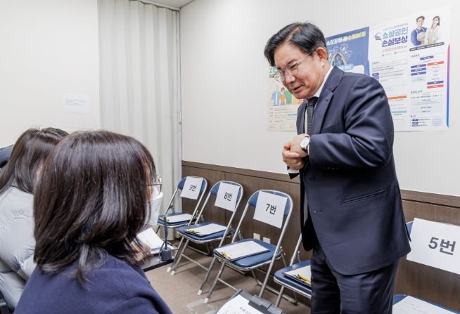 지난해 마포구에 마련된 소기업‧소상공인 특별금융지원 접수처를 찾아 주민들의 어려움을 청취하고 있는 박강수 마포구청장