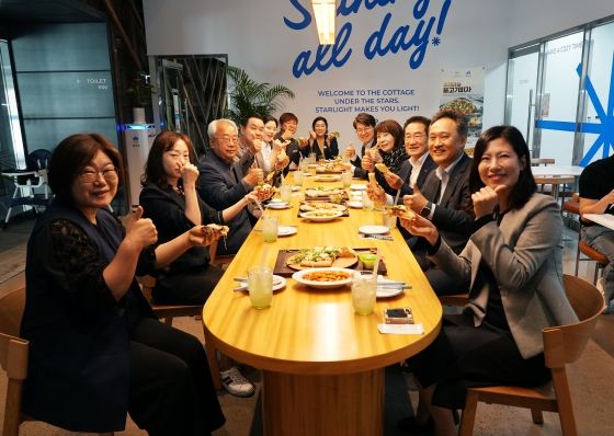 최기문 영천시장(오른쪽 세 번째), 강구석 대구은행 영천시청지점장(오른쪽 두 번째), 이구권 신녕농협 조합장(왼쪽 세 번째), 이구형 영천시체육회 부회장(왼쪽 네 번째) 등이 피자알볼로 스타코점에서 열린 영천마늘불고기피자 시식행사에 참석했다.