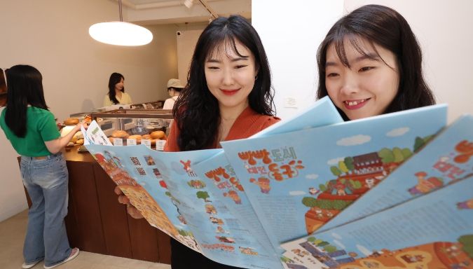 대전 동구 한 빵집에서 시민들이 빵집 지도를 살펴보고 있다