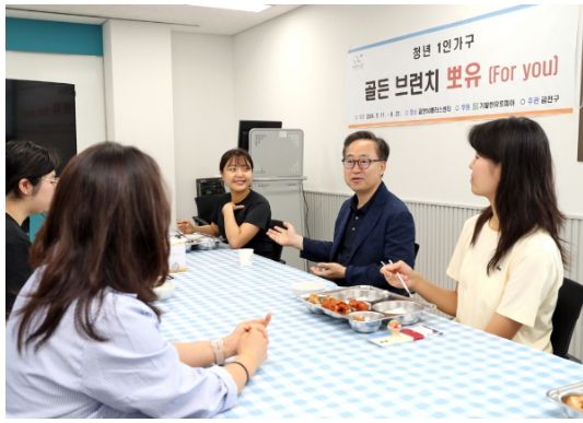 유성훈 구청장이 주말 무료급식 장소에서 1인 가구 청년들과 이야기를 나누고 있다